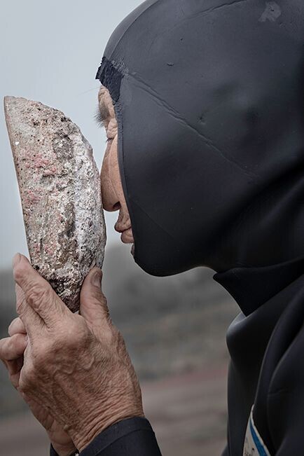 Yu Yong Ye Records the Sea as a Second Skin