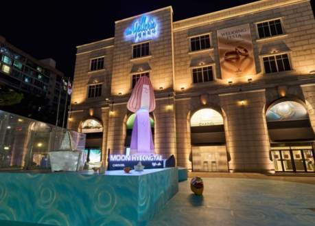 8-Meter ‘Sleeping Princess’ Arrives at Galleria Luxury Hall for Moon Hyeong-tae Exhibition
